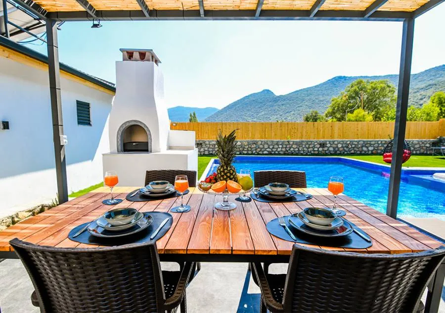 Conservative villa immersed in nature