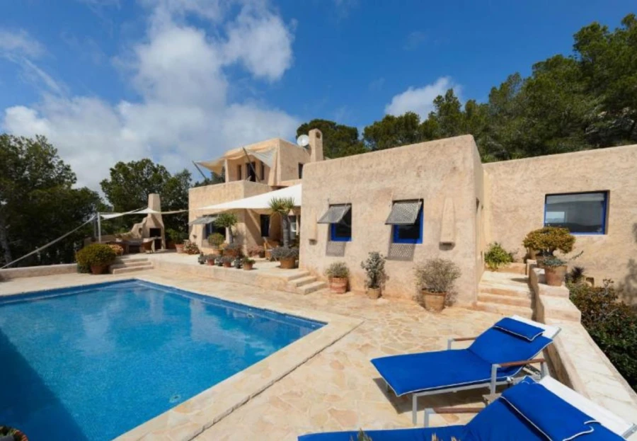 Modern Elegance with Breathtaking Sea Views in İ