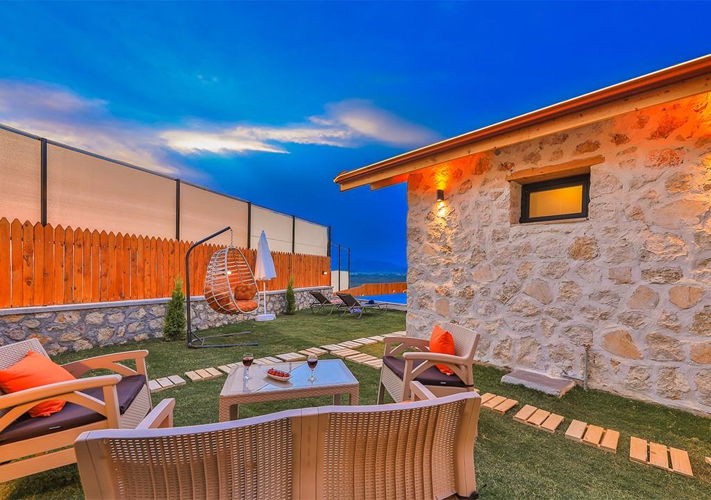 Kalkan'da Lüks Ve Konforlu Bir Taş Villa