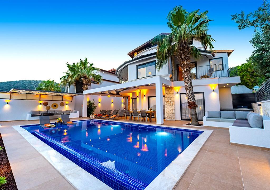 Kalkan Akbel'de Deniz Manzaralı Muhafazakar Villa